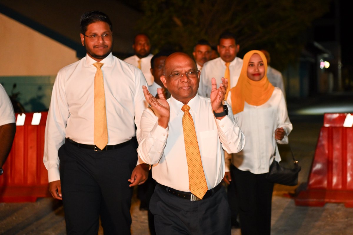 Bunnyjanaah's tweet photo. ކުޅުދުއްފުށި ސިޓިން ބުނަނީ މިވެރިކަން ވަގުތުން ވަގުތަށް ނިންމަންވީކަމަށް. މުޅި ކުޅުދުއްފުށި ސިޓީ އޮތީ އަތުގުޅާލައިގެން ނުކުމެ ވެރިކަން ބަދަލުކުރުމަށް ތައްޔާރުގައި💛

#zamaaneeraajje
#zamaanyraajje #fudhuntheriraajje #shahid2028 #MDP #KFC📍 https://t.co/nKHZPWXU0Q