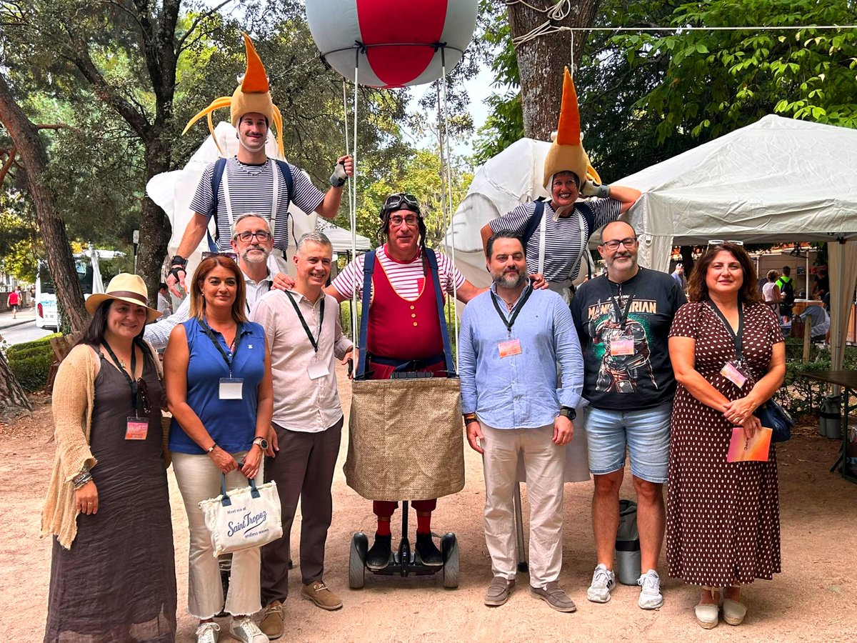 DavidArranzVox's tweet photo. En #Jaca, a la sombra del Monte Oroel, con nuestra concejal @moremjaca06 visitando el Imagina Cómic Fest y el resto de actividades culturales y de ocio, en el marco de esta bella ciudad.
Con Sergio Marco y Esther Blanco, compañeros de @aragonvox y @VoxHuesca. https://t.co/r2uJqdGzrj