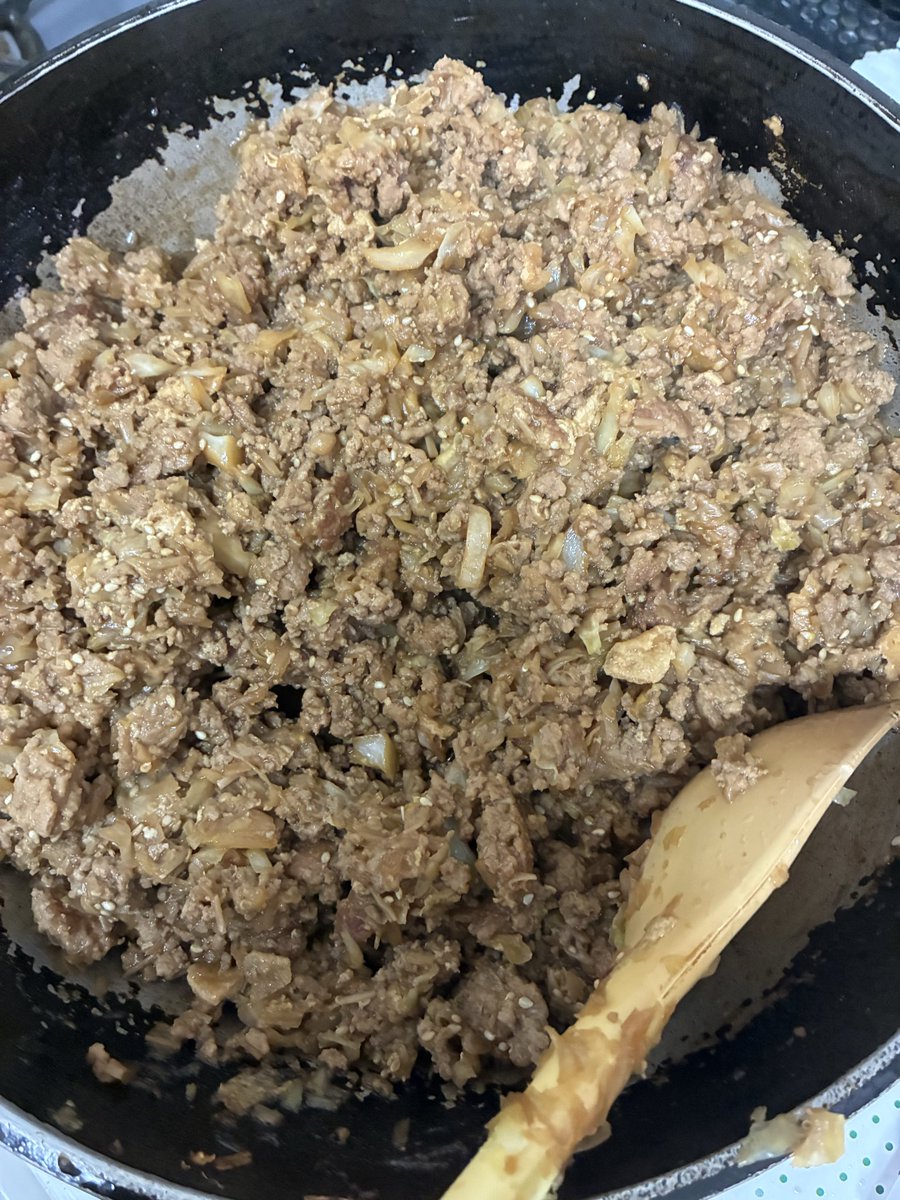 kihiro1029's tweet photo. 久しぶりのパパ飯🍚
肉みそ(´Д` )
ご飯でも麺でも合います🍚🍜
半額で手に入れた豚ひき肉（74.5/円100g）を約1.3kg使い、キャベツ、もやし、エノキ、油揚げ、ゴマが入ってます🐽🥬🍄⬜️ https://t.co/PBnx6WJlBB