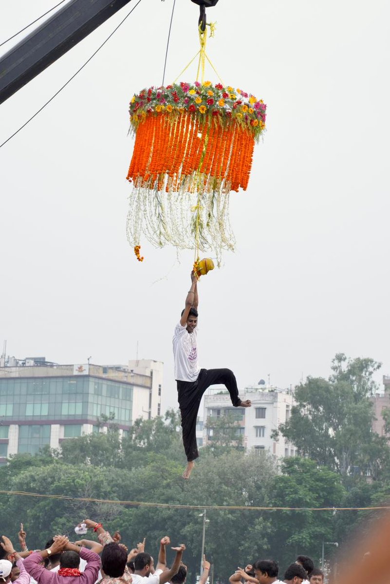 IPRDBihar's tweet photo. माननीय मुख्यमंत्री जी ने कहा कि भगवान श्रीकृष्ण ने अन्याय के खिलाफ खड़े होने और सत्य की विजय का संदेश दिया। उनके जीवन एवं संदेशों से हमें धर्म, सत्य और न्याय के मार्ग पर चलने की प्रेरणा मिलती है।

माननीय मुख्यमंत्री जी ने श्रीकृष्ण महोत्सव एवं दही हांडी प्रतियोगिता के आयोजन के लिए दशहरा कमेटी ट्रस्ट को बधाई एवं शुभकामनाएं दीं। उन्होंने कहा कि ऐसे सांस्कृतिक आयोजनों से बिहार की सनातन एवं भारतीय संस्कृति को जन-जन तक पहुंचाने में मदद मिलती है।

@samrat4bjp