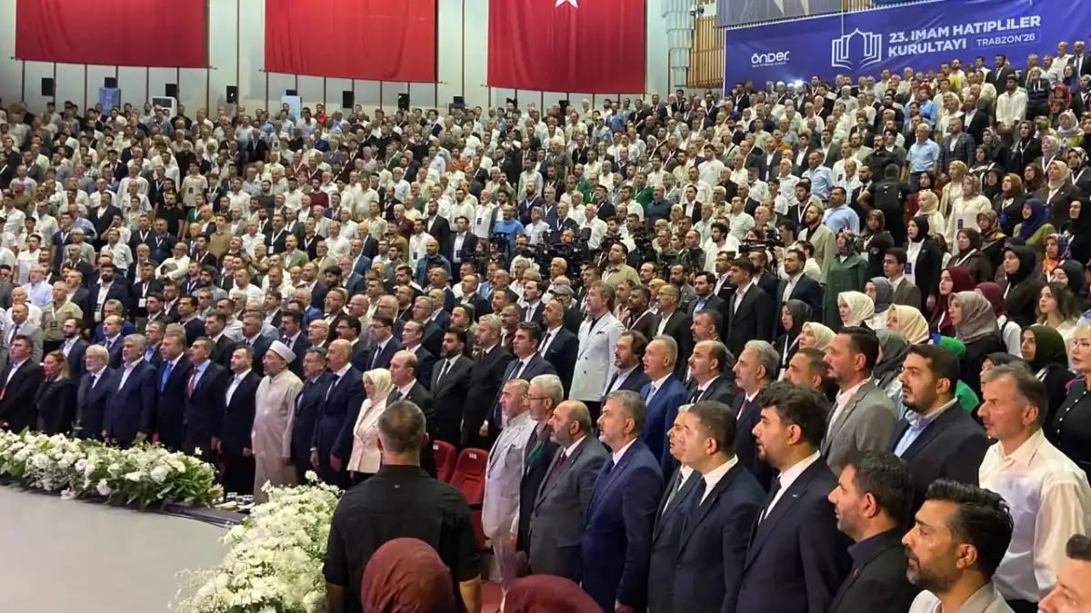TrabzonMUSIAD's tweet photo. ÖNDER İmam Hatipliler Derneği tarafından düzenlenen 23. İmam Hatipliler Kurultayı’na Şube Başkanımız Mesut İskenderoğlu katıldı.

Millî Eğitim Bakanımız Sayın Yusuf Tekin’in ve Diyanet İşleri Başkanımız Prof. Dr. Safi Arpaguş’un teşrifleriyle gerçekleştirilen programda, Türkiye’nin dört bir yanından gelen misafirleri Trabzon’umuzda ağırlamaktan büyük mutluluk duyduk.

Ülkemizin her alanına önemli katkılar sunan imam hatip liselerimizin, gelecekte de memleketimize hayırlı nesiller yetiştirmeye vesile olmasını diliyoruz.

#MUSIAD 
#gencmusiadtrb
#avmesut