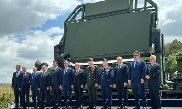 ogzhn_uyg's tweet photo. 435 bin satırdan fazla kod kullanıldı!

ASELSAN  Genel Müdür Yardımcısı Yusuf Bora Kartal:

"ALP 300-G, performans açısından S-400 radarından üstün."

Türkiye'nin en uzun menzilli radarı ALP 300-G , 500'e yakın sayısal haberleşme yapabiliyor.

435 bin satırdan fazla kod kullanılan Radar, saniyede 81 DVD'nin içeriğini işleme kabiliyetine sahip.