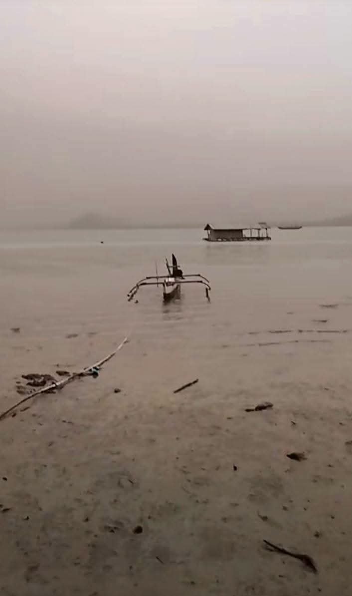 NgeAIajah's tweet photo. 🚨Tetap waspada ya semua, sore ini dilaporkan dari Pantai Air laut Pahawang surut, asap kabut menyelimuti sekitar pantai akibat Erupsi Anak Gunung Krakatau 🥺🥺 https://t.co/lm1xb9FDpf