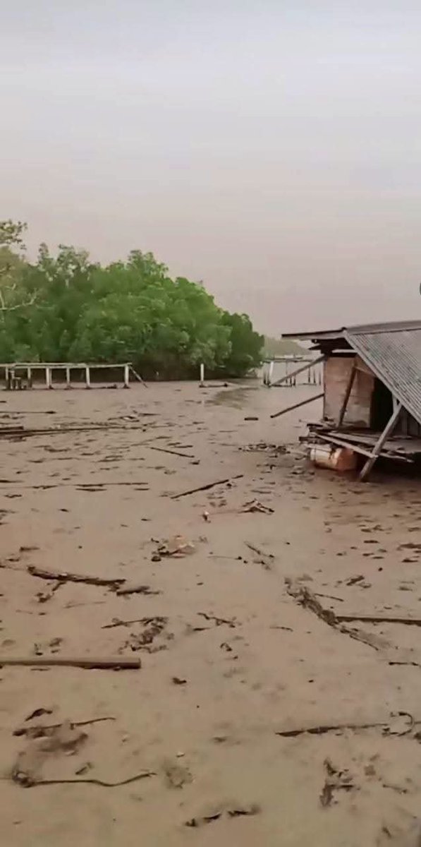 NgeAIajah's tweet photo. 🚨Tetap waspada ya semua, sore ini dilaporkan dari Pantai Air laut Pahawang surut, asap kabut menyelimuti sekitar pantai akibat Erupsi Anak Gunung Krakatau 🥺🥺 https://t.co/lm1xb9FDpf