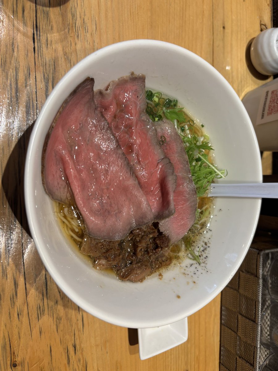funnycat84's tweet photo. これは横向きの、牛骨らーみょん https://t.co/v2auSnGrvp