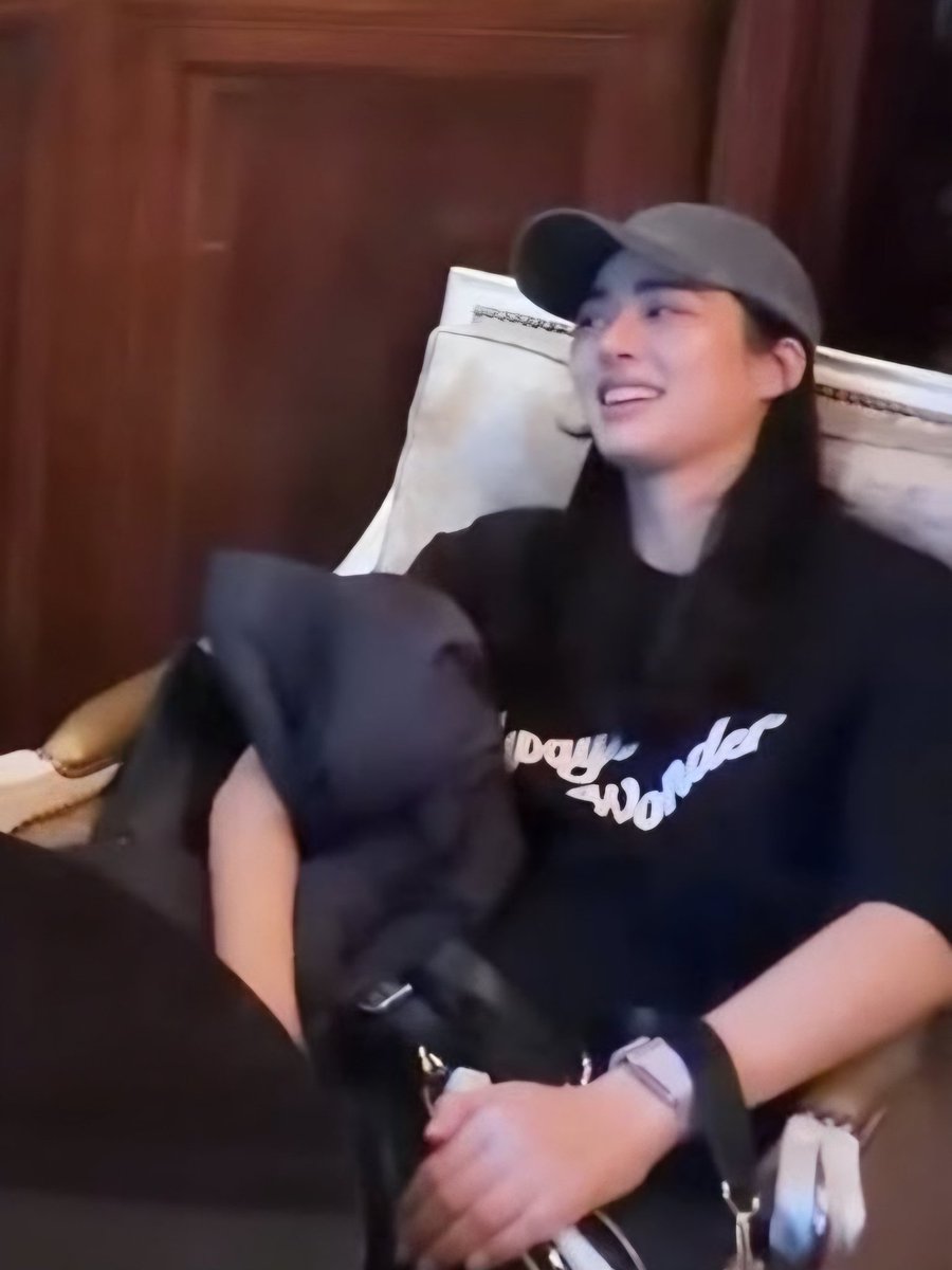 fayenicole08's tweet photo. When you're ovulating and you see this picture. 
#Linglingkwong‌ please have mercy on my uterus https://t.co/4ojZ7UDqMR