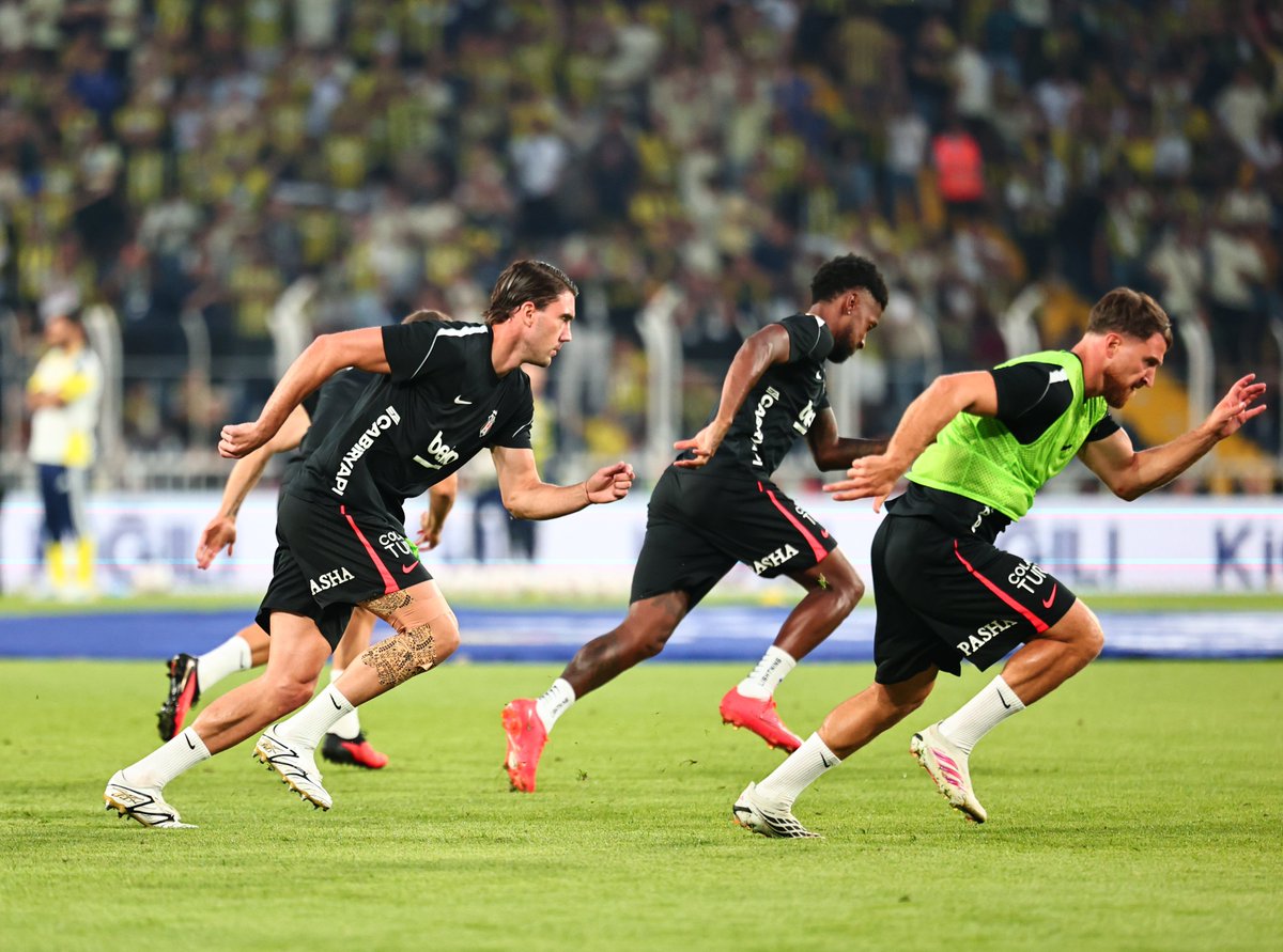 Besiktas's tweet photo. Şimdi ısınma zamanı, sahadayız! 

🏴🏳️ https://t.co/gqwJxcig4h