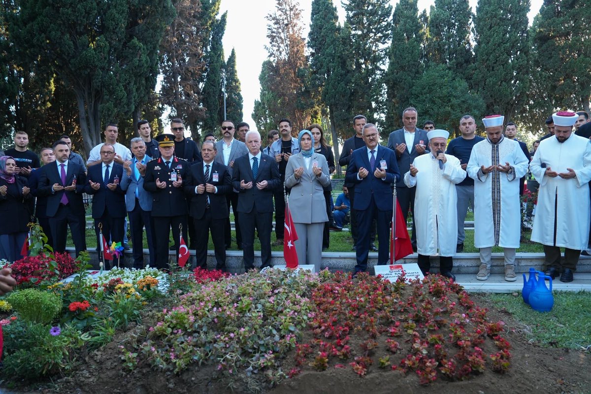 kubrayigitbasi's tweet photo. 4 Eylül’de İstanbul Esenyurt’ta gerçekleştirilen trafik uygulamasında silahlı saldırı sonucu yaralanan ve kaldırıldığı hastanede yapılan tüm müdahalelere rağmen şehit olan Polis Memurumuz Mehmet Ali Topatan’ı son yolculuğuna uğurladık.

İstanbul Emniyet Müdürlüğü Vatan Yerleşkesi’nde düzenlenen törene ve Fatih Camii’ndeki cenaze namazına katıldık. Şehidimizi dualarla Edirnekapı Şehitliği’nde son yolculuğuna uğurladık.

Şehidimizin makamı âli olsun. Kederli ailesinin, Emniyet Teşkilatımızın ve aziz milletimizin başı sağ olsun. 🇹🇷