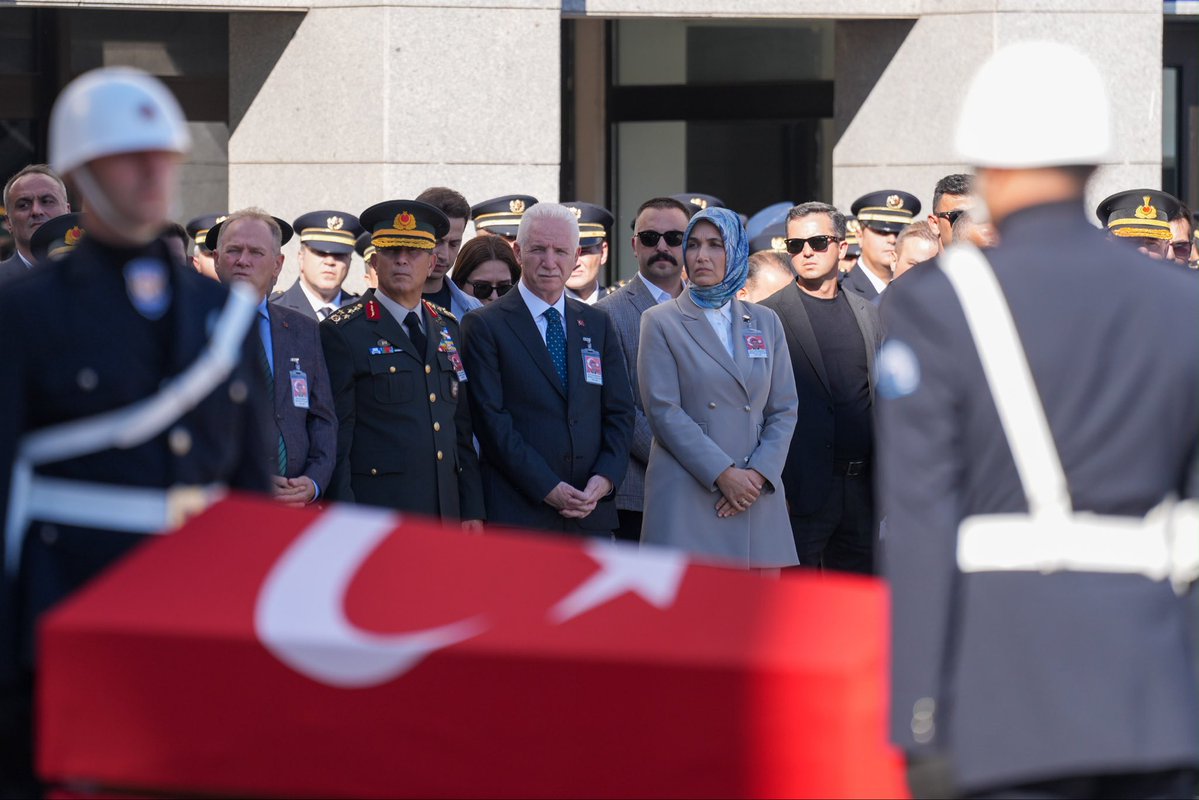 kubrayigitbasi's tweet photo. 4 Eylül’de İstanbul Esenyurt’ta gerçekleştirilen trafik uygulamasında silahlı saldırı sonucu yaralanan ve kaldırıldığı hastanede yapılan tüm müdahalelere rağmen şehit olan Polis Memurumuz Mehmet Ali Topatan’ı son yolculuğuna uğurladık.

İstanbul Emniyet Müdürlüğü Vatan Yerleşkesi’nde düzenlenen törene ve Fatih Camii’ndeki cenaze namazına katıldık. Şehidimizi dualarla Edirnekapı Şehitliği’nde son yolculuğuna uğurladık.

Şehidimizin makamı âli olsun. Kederli ailesinin, Emniyet Teşkilatımızın ve aziz milletimizin başı sağ olsun. 🇹🇷