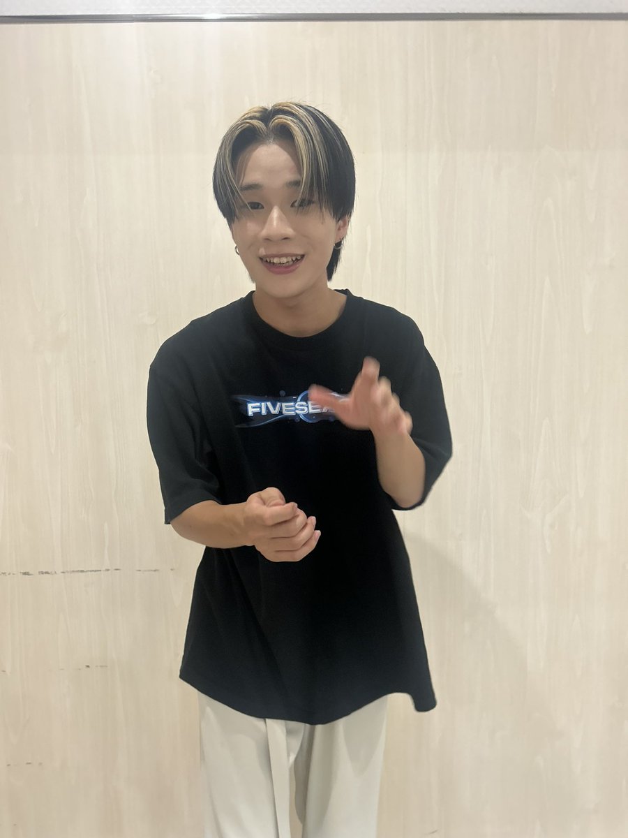 kai_1113827's tweet photo. ⭐️1日1KAITO⭐️88日目👀
充電なくなって撮れなくなって焦ってる私を見ておれが充電してあげる！って充電してくれた
(限界すぎて写真はほぼ撮れてません)
マネさんが撮るときほんとに限界超えそうで早く撮ってください！って焦らせてめちゃめちゃ気まずそうな写真撮らせてごめんねー🥱 https://t.co/cN8AR8BCt4