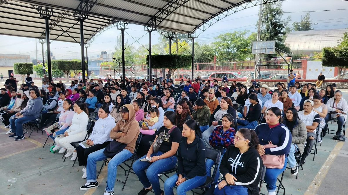 RobertoPantojaA's tweet photo. Este sábado continuamos con la entrega de Tarjetas de #Bienestar. Ahora a 284 nuevos becarios de @JovConFuturo de Álvaro Obregón, #Charo, Indaparapeo, #Cuitzeo, Huandacareo, #Tarímbaro y Copándaro, en #Michoacán 😎🫰 https://t.co/n35lXUKu5v