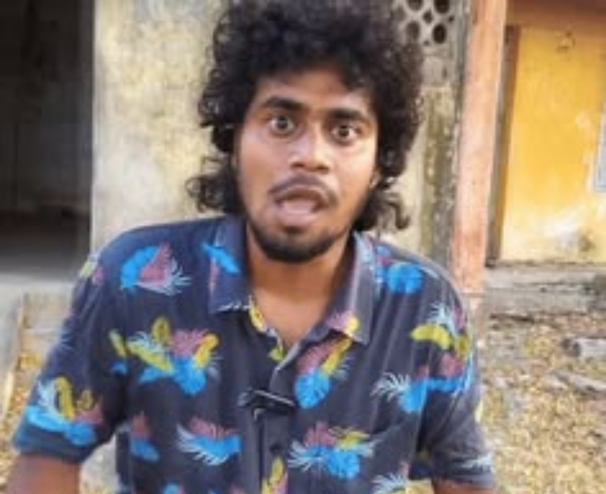 mutton_kuskaa's tweet photo. @Jeni1464685 @EURONGREYJOY007 Edhuku da avara thottaa... Avaru sudu thannilaye kai viduvaaru unna summava viduvaru https://t.co/ZBvy2MzWNn