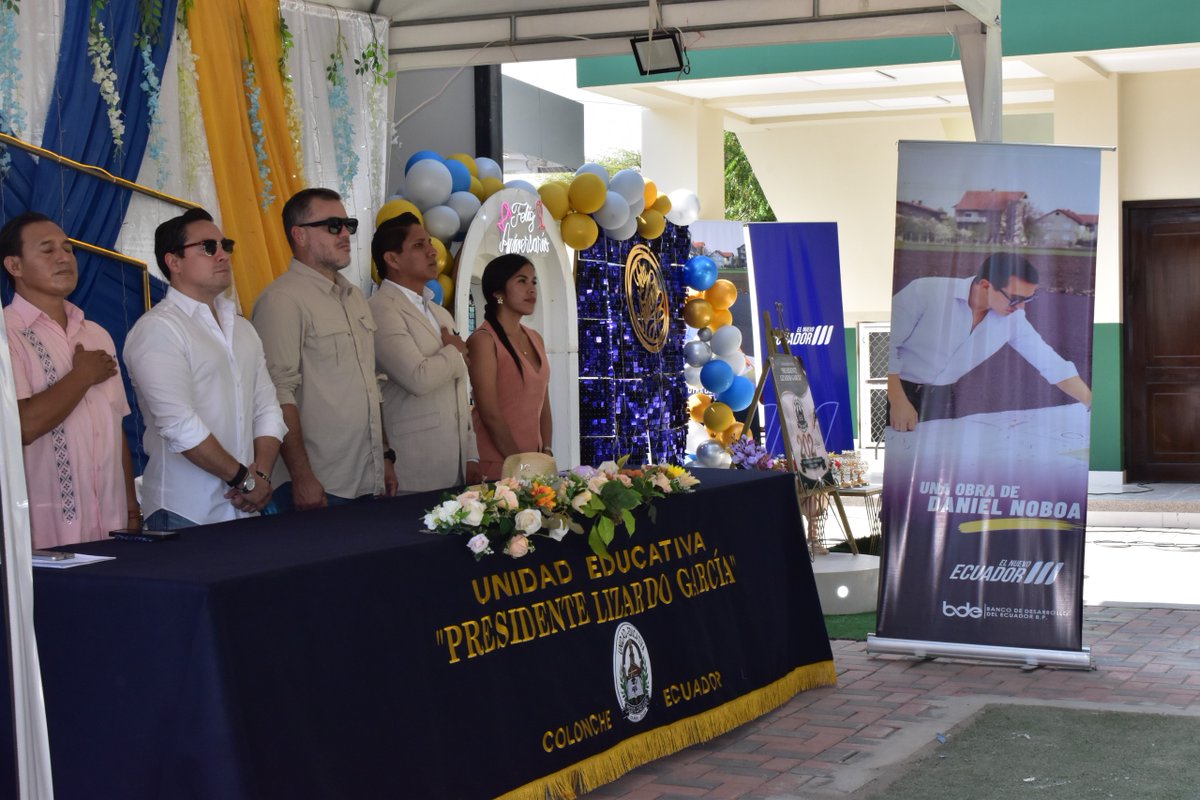 BDEcuadorBP's tweet photo. 📚🏫 Nuevos espacios educativos para #Colonche, gracias al financiamiento del #BDE 

📚 Por los 202 años de vida institucional de la Unidad Educativa “Presidente Lizardo García”, de la parroquia #Colonche, cantón #SantaElena, el #GerenteLitoralBDE, Daniel Cevallos junto al gobernador @xaviernegrete_ok, inauguró el nuevo pabellón de cuatro aulas y baterías sanitarias, una obra que mejora las condiciones para la educación de niñas, niños y jóvenes de esta comunidad.

💰 USD 199.000
👧🏻👦🏻 Más de 400 estudiantes beneficiados 

✅El #BDE bajo el liderazgo del presidente @DanielNoboaOk, continúa llevando financiamiento al territorio 

#GestiónQueTransformaTerritorios