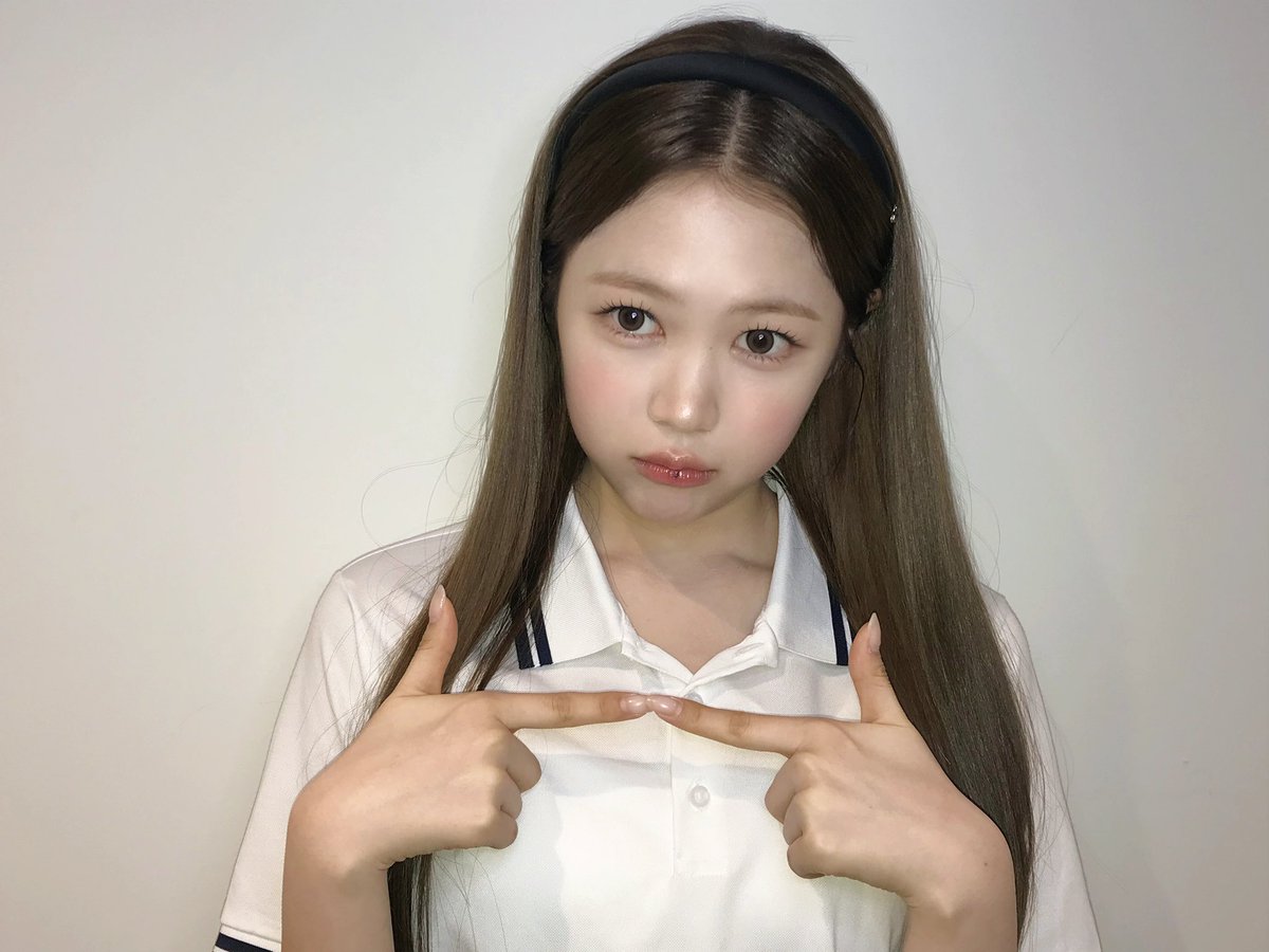 yee5ni's tweet photo. 선배님이 쌀떡뻥 같다고 언급해 주신 거 보고 
자기가 봐도 오늘 쌀떡뻥 닮은 거 같아서 사진 같이 올린 거야??? 
미치겟다 이거 왜 이제 봄 https://t.co/FIM5YSZuPC