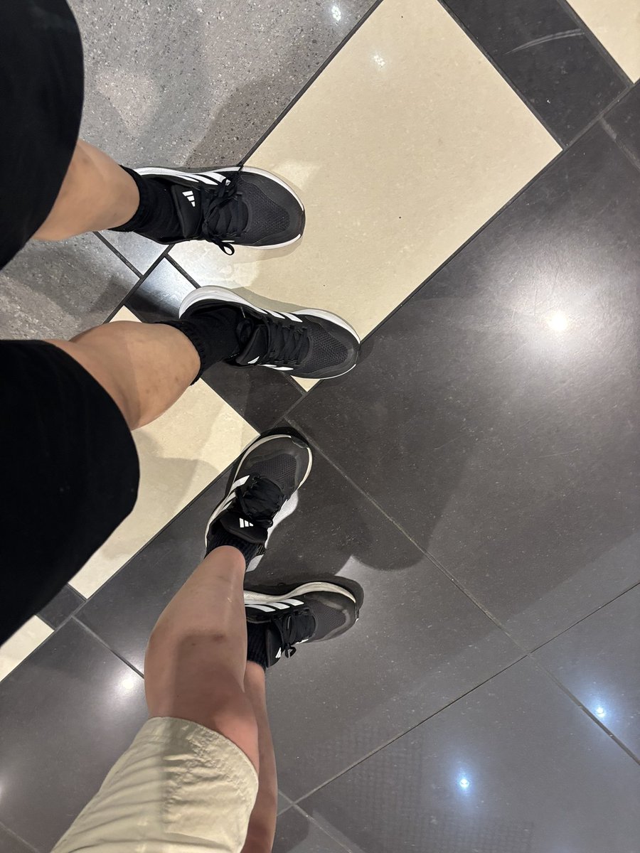 NekoBox_'s tweet photo. 後部座席に乗ってる被験者と靴がペアルックで横転止まらん

そこ被ることあるんや https://t.co/F4ni4aiZYy