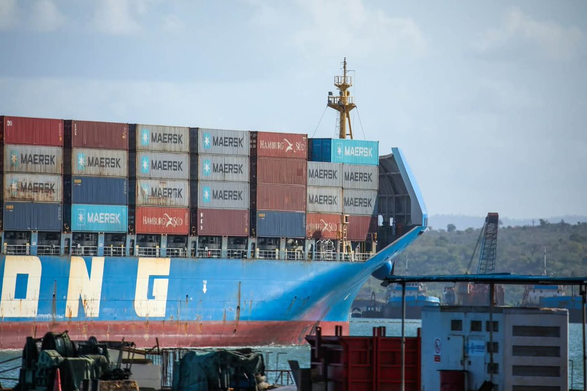 Kenya_Ports's tweet photo. The Port of Mombasa has welcomed MV REN JIAN 15, a Panamax container vessel carrying a total of 3,710 containers destined for both the local and transit markets.

The vessel, measuring 260 metres in overall length and 32 metres in beam, successfully docked at Berth 22, where it is expected to discharge 1,610 containers and load 400 full containers and 1,700 empty containers.

Sailing under the Chinese flag, MV REN JIAN 15 is among the vessels calling at the Port of Mombasa to support the movement of containerised cargo serving Kenya and the wider East African hinterland.

MV REN JIAN 15 in its distinctive curve forms part of the vessel’s hydrodynamic hull design, engineered to allow the bow to enter and displace water progressively as the ship moves forward.

This design helps reduce resistance as the vessel navigates through the sea.
