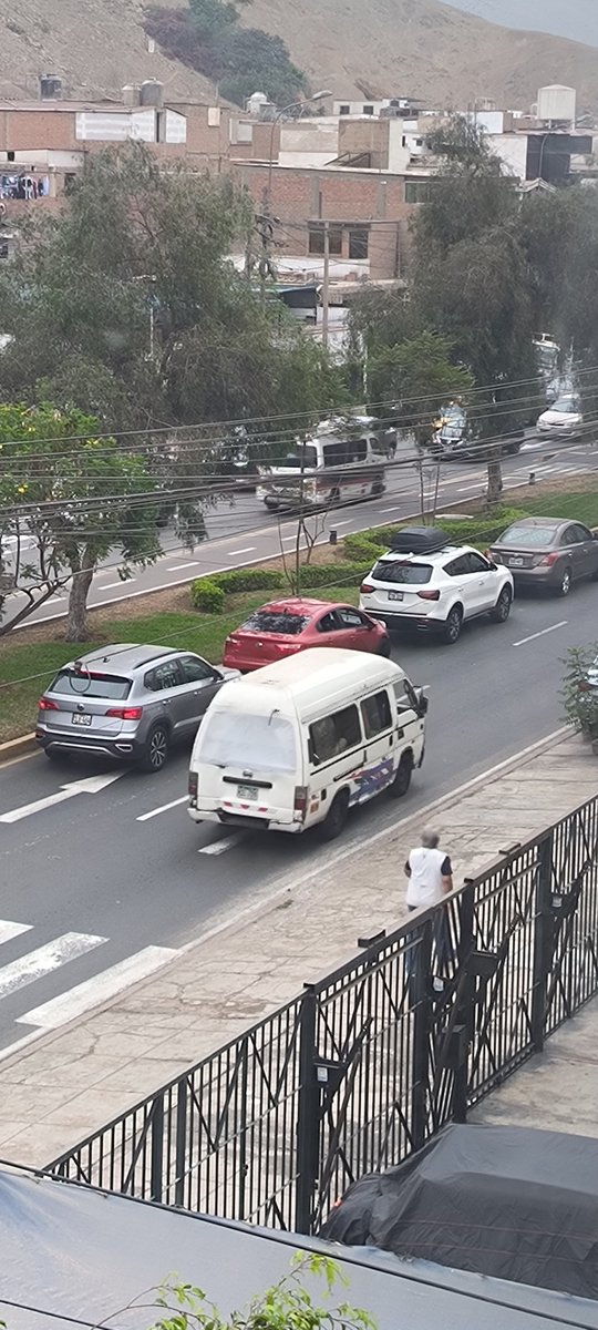 LaYayaPaz's tweet photo. Desde hace unos dias la av Corregidor de #laMolina tiene un carril cerrado d Arboleda hasta Ferrero pero sin señalizacion para hacer doble el carril q queda y hay quienes se meten en contra xq no hay ni policia ni serenazgo 
@PoliciaPeru @RPPNoticias @Munimolina @Rotafono2_0 https://t.co/uC97unNh56