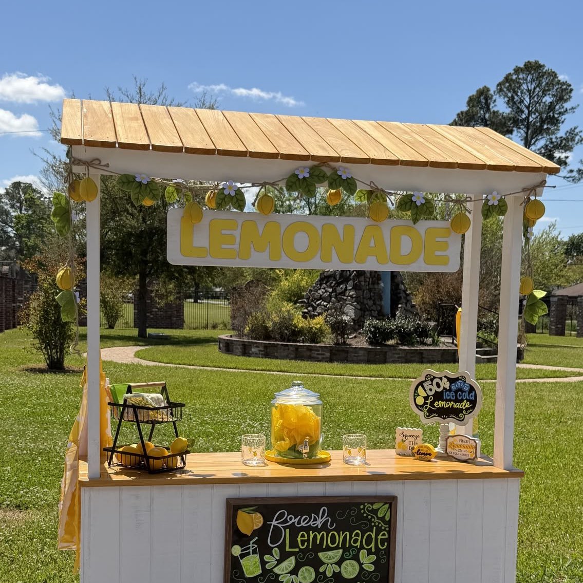 lemonsandgaming's tweet photo. I’m selling lemonade right now at the beach!!! :D 

please check it out! It’s all fresh! :) https://t.co/C7fUBNdPT5