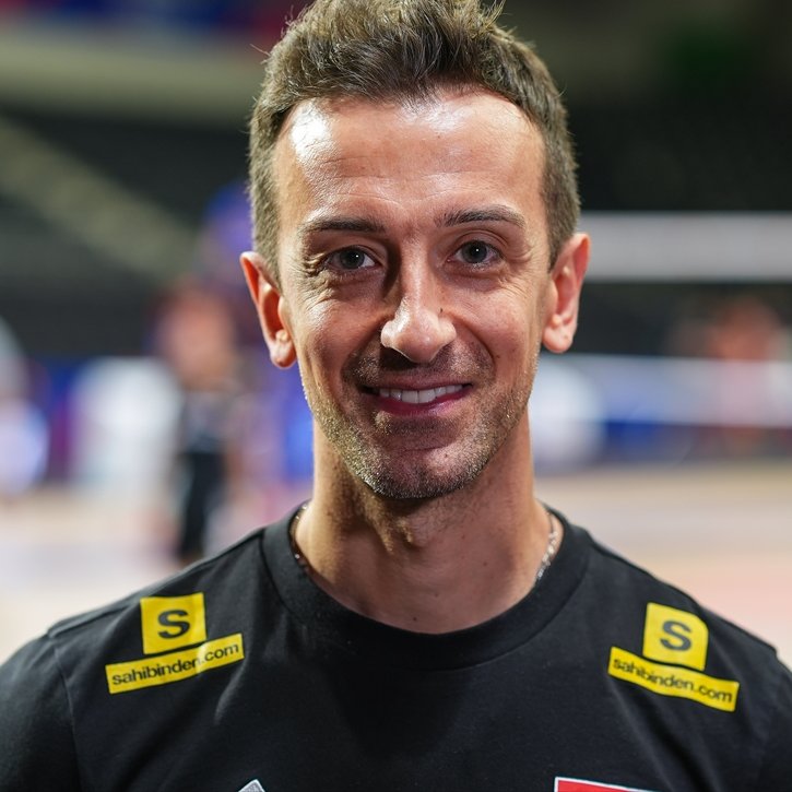 gibbybaris's tweet photo. 🎙️ Daniele Santarelli:

Yaşadığımız zaferlerin keyfini çıkarmalıyız. Çünkü her zaman kazanamayız. Bence takımımla çok özel bir şey yaptık. Bir final daha kazanmak, müzemize bir kupa daha götürmek kesinlikle çok isterim. Takımla bunun için çalışıyoruz zaten. Kazansak da kaybetsek de bu yaz bizim için çok güzel bir yaz olmuş olacak. Milletler Ligi'ni kazandık. Milletler Ligi'nden sonraki süreçte de çok mutlu olduk