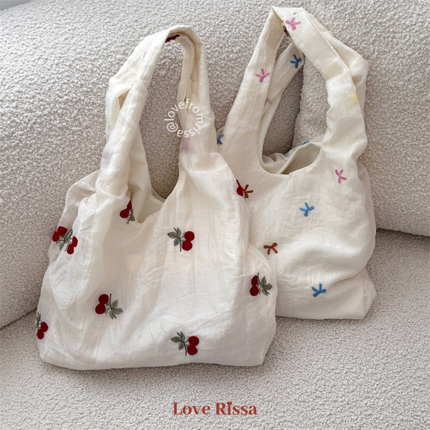 peeteadump's tweet photo. gemes banget tolong 😭 kemaren nemu shoulder totebag motif bordir cherry &amp; ribbon kaya gini di shopee! bahannya crinkle puffy lembut gitu, bentuknya agak hobo bag jd kalo dipakai ngebentuk manis banget 🎀🍒
cocok bgt buat cewek bumi / coquette aesthetic!

https://t.co/kQY0AoJpAY https://t.co/GWLuK9YEjt