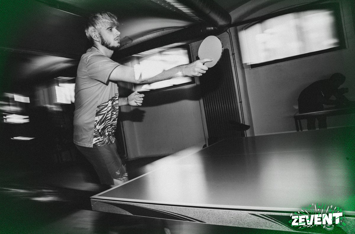 AnkamaGames's tweet photo. 🏓 Petit tournoi de ping-pong improvisé dans notre sous-sol !

Parce qu’au ZEVENT, même entre deux streams… la compétition continue 👀 https://t.co/DqD5d0YYjE