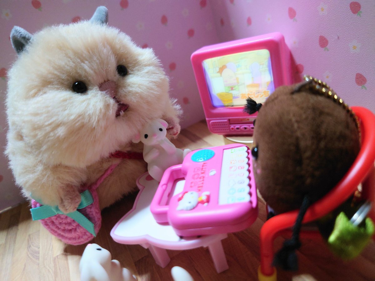 usagi_kaiunP's tweet photo. そい🐹「こぇ、なに？」

なも🟤「ぴあのだよ！そいちゃん、ぴあのひいてみる？」

そい🐹「こーやて、ひくの♪(けんばん、てちてち おすだけ)」

なも🟤「それ、たのしいね☆」
( *´ Y `* )

＃うさぎのうんピ●の妖精
＃はむにぎり https://t.co/9ZiLGEzXAz