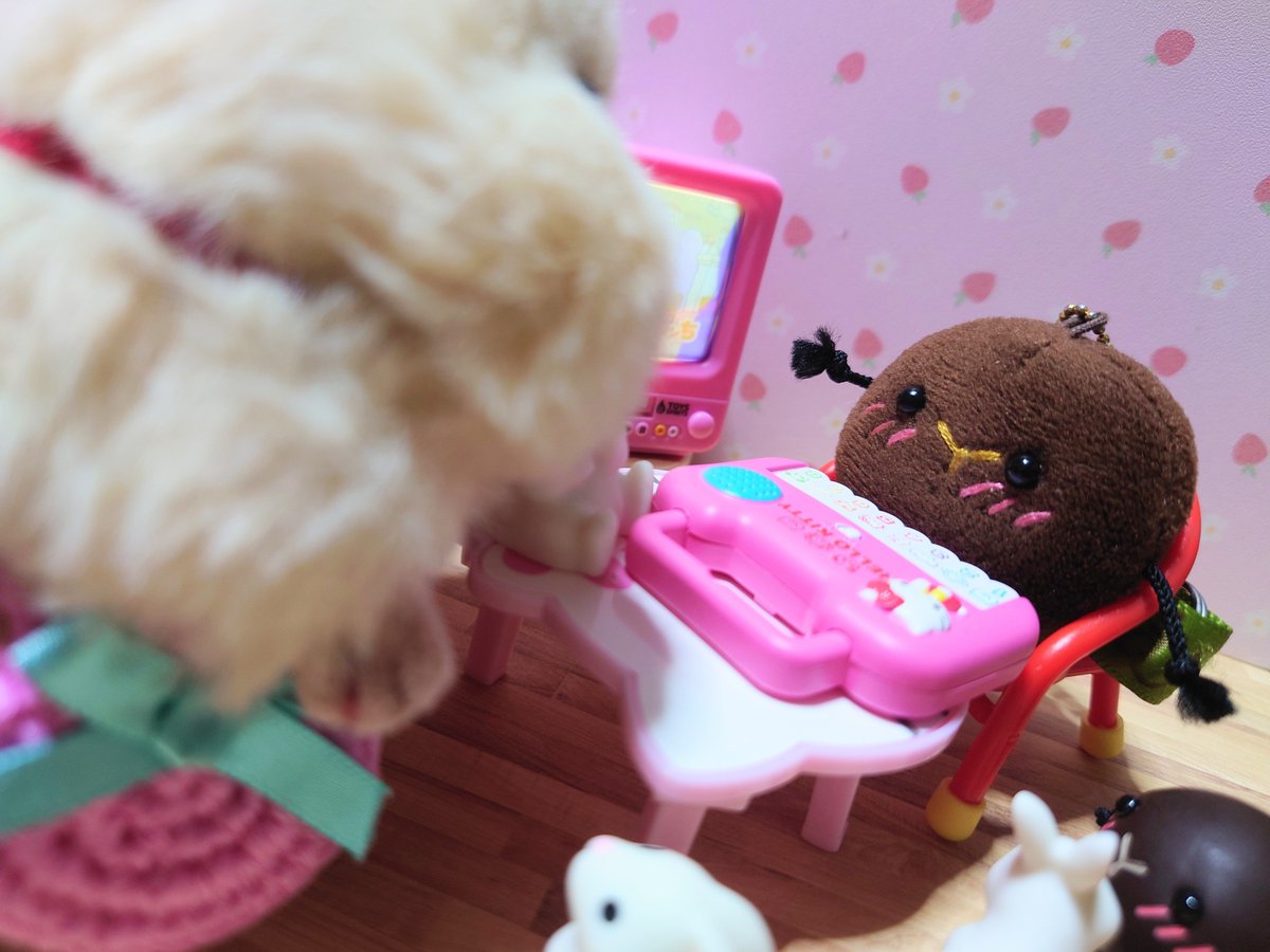usagi_kaiunP's tweet photo. そい🐹「こぇ、なに？」

なも🟤「ぴあのだよ！そいちゃん、ぴあのひいてみる？」

そい🐹「こーやて、ひくの♪(けんばん、てちてち おすだけ)」

なも🟤「それ、たのしいね☆」
( *´ Y `* )

＃うさぎのうんピ●の妖精
＃はむにぎり https://t.co/9ZiLGEzXAz