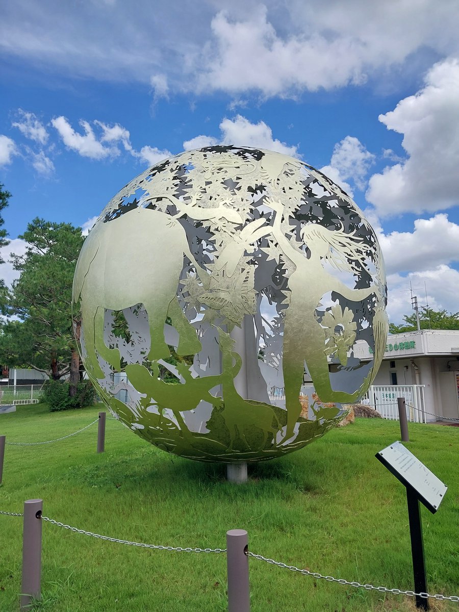 takorunsyumiaka's tweet photo. ほんこちでした！万博で感動した360°VR作品を再び観ることができました。食物連鎖という命の繋がりをこんなにも美しく映像と音楽で表現できるとは！河森監督の直筆カード、大切にします！
空もきれいで太陽の塔も笑ってたwww？🌞
#超時空シアター
#いのちめぐる冒険
#万博記念公園 https://t.co/lmGJfuQaHP