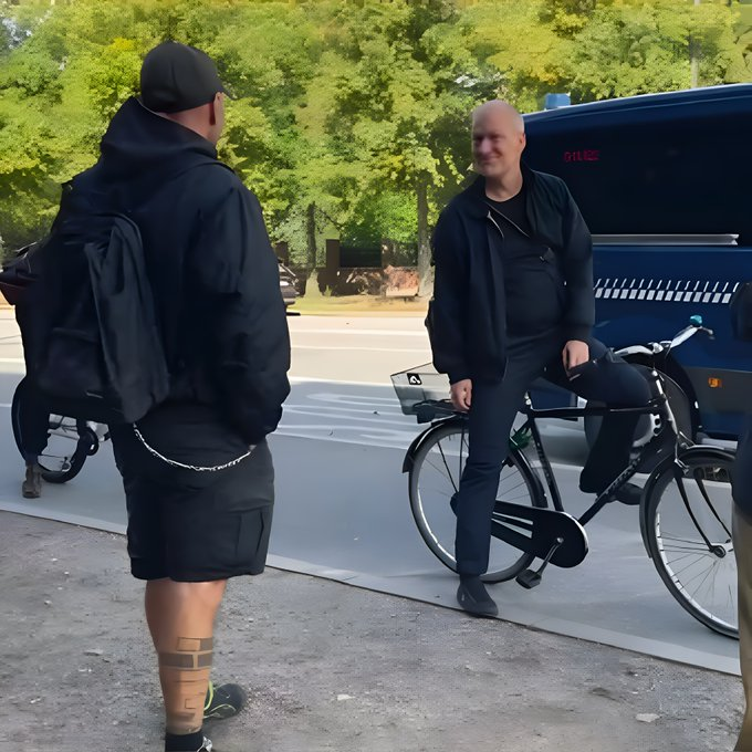 oresundsbaron's tweet photo. Kommunisten Pelle Dragsted slår et billede op af én enkelt person som heiler.

Imens var op mod 100 af Pelles egne venner i Antifa oppe og slås med politiet imens de sang velkendte kommunistiske slagsange.

Det nævner Pelle naturligvis ikke et ord om - til trods for han lige var ude og hilse på dem inden de gik voldsamok.

Man må således forstå på Pelle, at Antifa'er der slås med politiet og som vil krænke folks ret til forsamlings- og ytringsfrihed, er Danmark.

Den lille skaldede ekstremist er den som burde skamme sig.