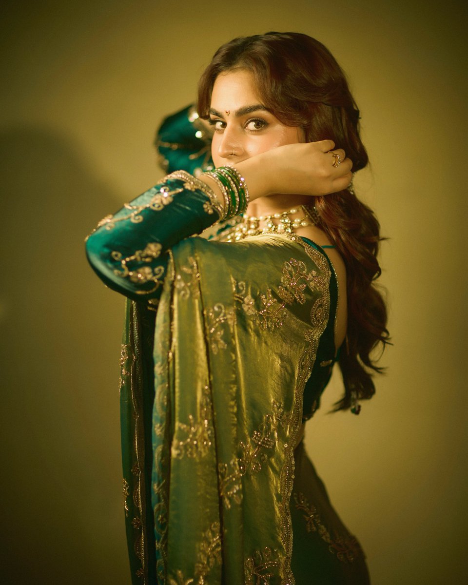 ursniresh's tweet photo. Ayesha Khan serving timeless elegance in a stunning green saree.
#Ayesha #AyeshaKhan https://t.co/586oj6CW0a
