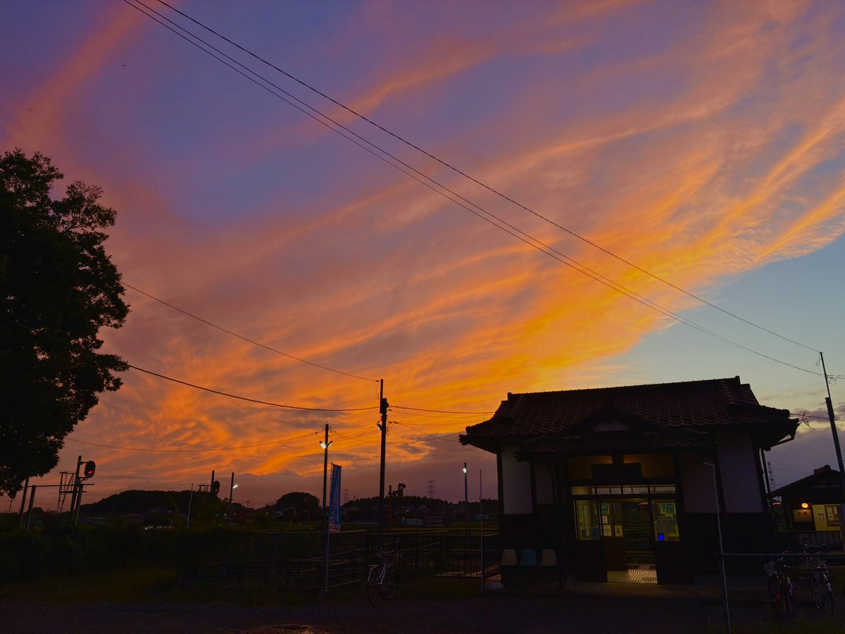 ICCHY8591's tweet photo. 火消しのために、バタンバタンと畳や鍋蓋を石畳に叩きつけることが由来とされているタバンカ祭り。飛び散る激しい火の粉を浴びると火の災いや、病気を遠ざける。
かわらけという神具の皿を奪い合う習わしもある奇祭。耳をつん裂くようは弾ける音は迫力満点でした。

#大宝八幡宮
#タバンカ祭り https://t.co/V46ztyGsZT