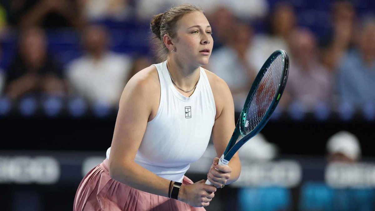 GameSetAndTalk's tweet photo. AMANDA ANISIMOVA PERD TRÈS GROS 🥶🇺🇸

Finaliste sortante à l’US Open 🇺🇸, l’Américaine s’incline dès le 3ème tour cette année face à Anastasia Potapova 🇦🇹 en 2 sets (6-2, 7-5). ❌

Elle va perdre plus de 1000 points au classement et quitter le top 10 à l’issue du tournoi… https://t.co/odLHhn9pzf