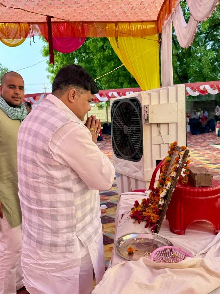 AnkitParihar9's tweet photo. अपने परिवार क्षेत्र में परिवारजनों के यहाँ प्राप्त दुःखद सूचनाओं पर पहुँचकर परिजनों का दुःख एवं कष्ट साझा करने के अपने कर्तव्य स्वरूप ग्राम भरथीपुर में हमारे पारिवारिक शुभचिंतक रहे स्व. प्रेमपाल सिंह जी के असामयिक दुखद निधन, ग्राम टेढ़ा में हमारे शुभचिंतक श्री शिवाकांत सोनी जी के युवा पुत्र के असामयिक निधन की अत्यंत दुःखद सूचना पर, श्री धरम पटेल जी की पूज्य माताजी के निधन के समाचार पर, ग्राम दादामऊ निवासी सेना में कार्यरत रहे स्व. शैलेन्द्र पाण्���ेय जी एवं उनकी धर्मपत्नी के आकस्मिक दुखद निधन की कष्टकारी सूचना पर तथा ग्राम चक, पाटन निवासी प्रिय युवा साथी श्री पुनीत यादव जी के पूज्य पिताजी के आकस्मिक निधन के समाचार पर परिवारजनों के बीच पहुँचकर अपनी गहरी संवेदनाएँ व्यक्त कीं।

साथ ही ग्राम चेतरा, हिलगी में स्व. अमरेंद्र सिंह जी के तेरहवीं संस्कार में सम्मिलित होकर दिवंगत पुण्यात्मा की शांति हेत�� ईश्वर से प्रार्थना की तथा शोक संतप्त परिवारजनों के प्रति अपनी श्रद्धांजलि एवं संवेदनाएँ अर्पित कीं।

ईश्वर से प्रार्थना है कि दिवंगत पुण्यात्माओं को अपने श्रीचरणों में स्थान प्रदान करें तथा शोकाकुल परिजनों को इस अपार दुःख को सहन करने की शक्ति एवं संबल प्रदान करें।

ॐ शांति। 🙏🏻

#166भगवंतनगर