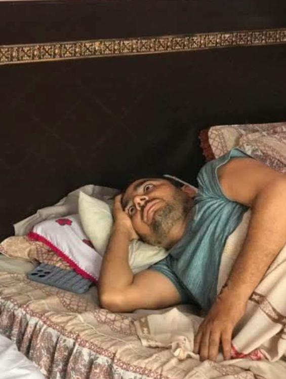 hTanveerAwan's tweet photo. یہ شخص علی محمد عمران خان کا دیوانہ ہے ۔دو سال پہلے اسلام آباد ڈی چوک میں احتجاج کیلئے جو کال دی گئی اس میں یہ بھی شامل تھا اور راستے میں ایکسیڈنٹ کی وجہ سے اس کی ریڑھ کی ہڈی فریکچر ہوگئی ۔بیوہ ماں، دو معصوم بچے، ایک بیوی... ان سب کا واحد کفیل ہے۔

علی محمد کا کہنا ہے کہ مجھے اپنے معذور ہونے پر رونا نہیں آتا، اس بات پر رونا آتا ہے کہ مجھے کسی نے پوچھا تک نہیں ۔ 

علی محمد کاتعلق ہری پور کانگڑہ کالونی سے ہے ۔ دو سال سے یہ بستر پر پڑا ہے ۔ پی ٹی آئی قیادت کو نوٹس لینا چاہیے ۔ ایسے مخلص کارکن ہر سیاسی جماعت کا حقیقی سرمایہ ہوتے ہیں ۔

@SohailAfridiISF 
@YarMKNiazi 
@OfficialShehr