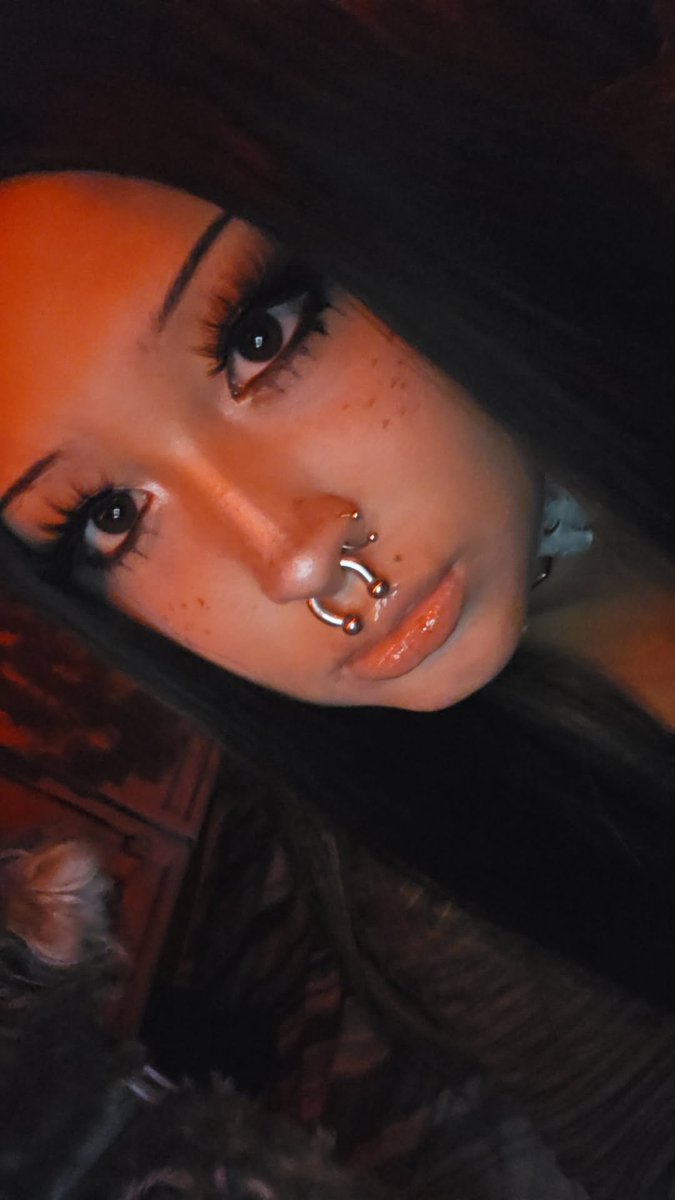 Gothic_babe07's tweet photo. Using my puppy eyes because I'm needy. Is it working? https://t.co/5ZLbr2IHno