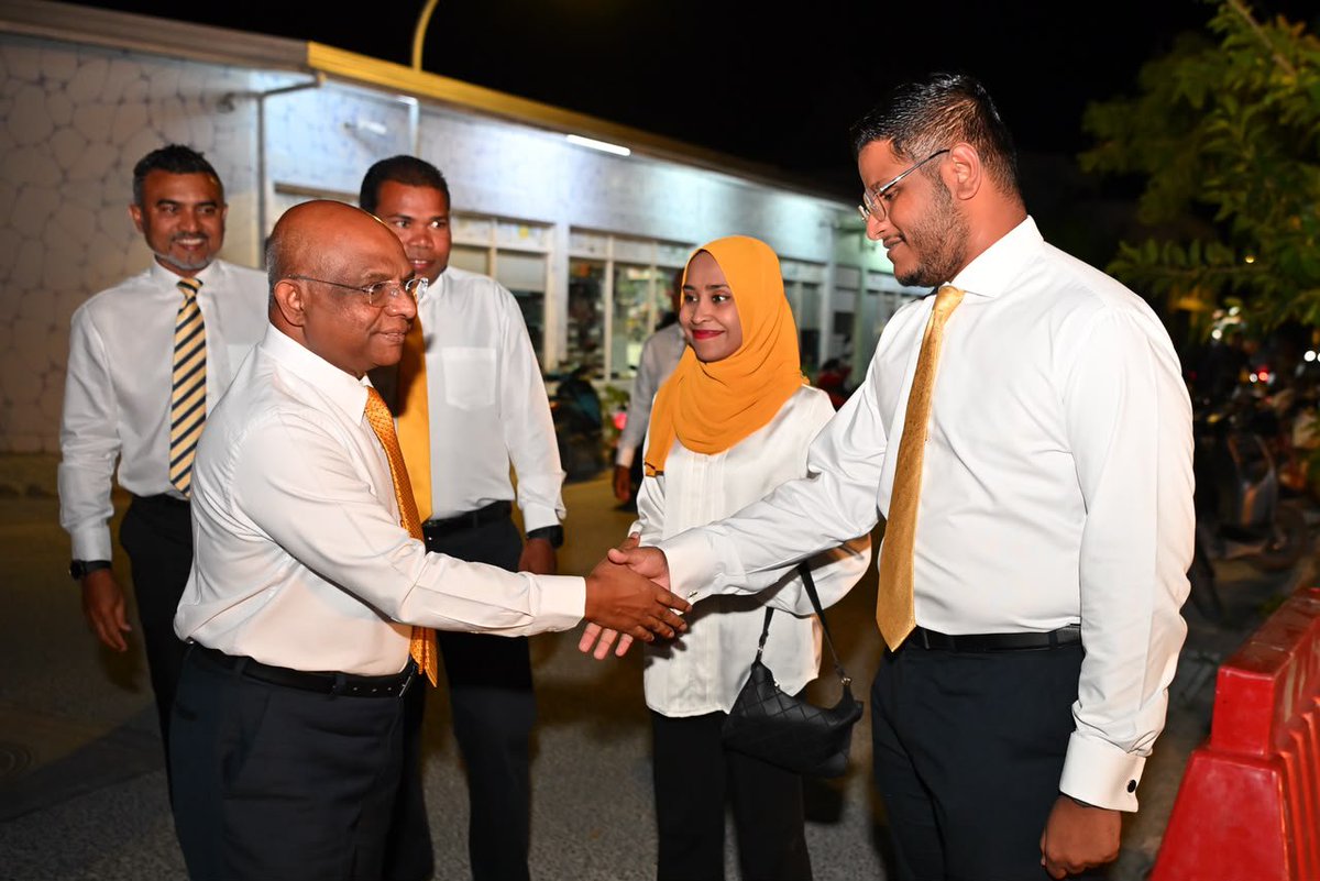 AliIbrahim5sqa's tweet photo. މިރޭ ކުޅުދުއްފުށީ ސިޓީގައި އަބުދުالله ޝާޙިދު ބައިވެރިވެ ވަޑައިގަންނަވާ ޖަލްސާގެ ތެރެއިން. 

#zamaaneeraajje
#zamaanyraajje #fudhuntheriraajje #shahid2028 #MDP #KFC📍 https://t.co/z8uEvRKw7P