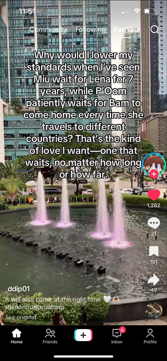 r1icap's tweet photo. “…while P’Oom patiently waits for Bam to come home every time she travels to different countries…” 

// Was confused at first since this is just a fleeting moment for us, but it started to sink in because she always seems to do this. Maybe not before, but she definitely started doing this now🥹🥹

#OomBam #อุ้มแบม