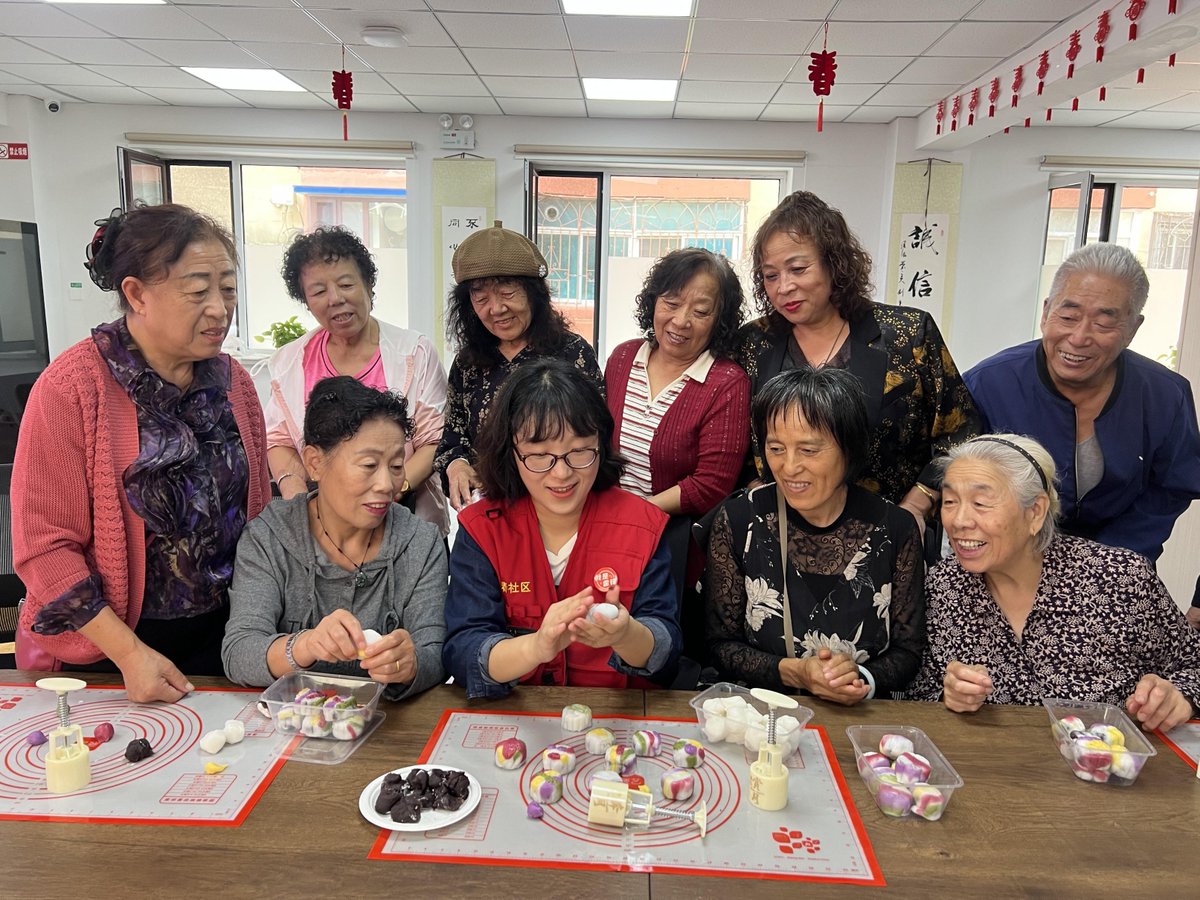 ZeynepGulekfml's tweet photo. Neighborly win today! Gave our extra homemade cookies to Mr. Lee next door—we got his famous fresh sourdough in return. Small stuff makes the whole block feel like family. ， https://t.co/BNgQ1f19gr