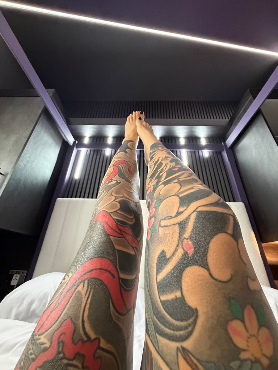 tattedbeth's tweet photo. how important are a girls feet? 🤔
#opinions #feet #questionsformen https://t.co/bKyRxxPF5w