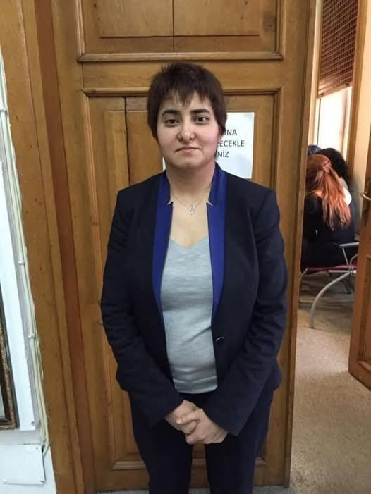 TOPRAK_2_'s tweet photo. KİM BU KADIN DİYECEKSİNİZ?  
Bildiğimiz o Melih Gökçek' in oğlu Osman Gökçek'in şikayetiyle  akıl hastanesine kapatılan 
#AvDİLEKEKMEKÇİ
26 gündür zorla akıl hastanesinde tutulan avukat-akademisyen #DilekEkmekçi'nin tutulduğu ortamı, avukatı @PSanri anlattı:
''80 yaşındaki annesi bugün görüşmek için Bakırköy Mazhar Osman Ruh ve Sinir Hastalıkları Hastanesi'ne gitti. Çok zor koşullarda, saatlerce bekletildikten sonra bir binada üst katta ufak bir pencerenin arkasında Dilek dururken, annesi ise binanın dışında 45 dakika boyunca başını yukarı kaldırarak yaklaşık 1,5 metre yükseklikteki pencereye bakarak Dilek ile konuşmaya çalışmış.
Koridorlarda farelerin, böceklerin gezdiği bir yerde tutuluyor. En doğal hakkı olan annesi ile görüşmesi bile adeta işkence haline getirilmiş.
Bütün bunları Melih Gökçek'in oğlu Osman Gökçek'in şikayeti nedeniyle yaşıyor. Dilek acilen oradan çıkarılmalı, tüm duyarlı insanların ve kurumların bu yaşananları gündemde tutması gerekiyor.''
     ( Cafer Doğan sayfasından)