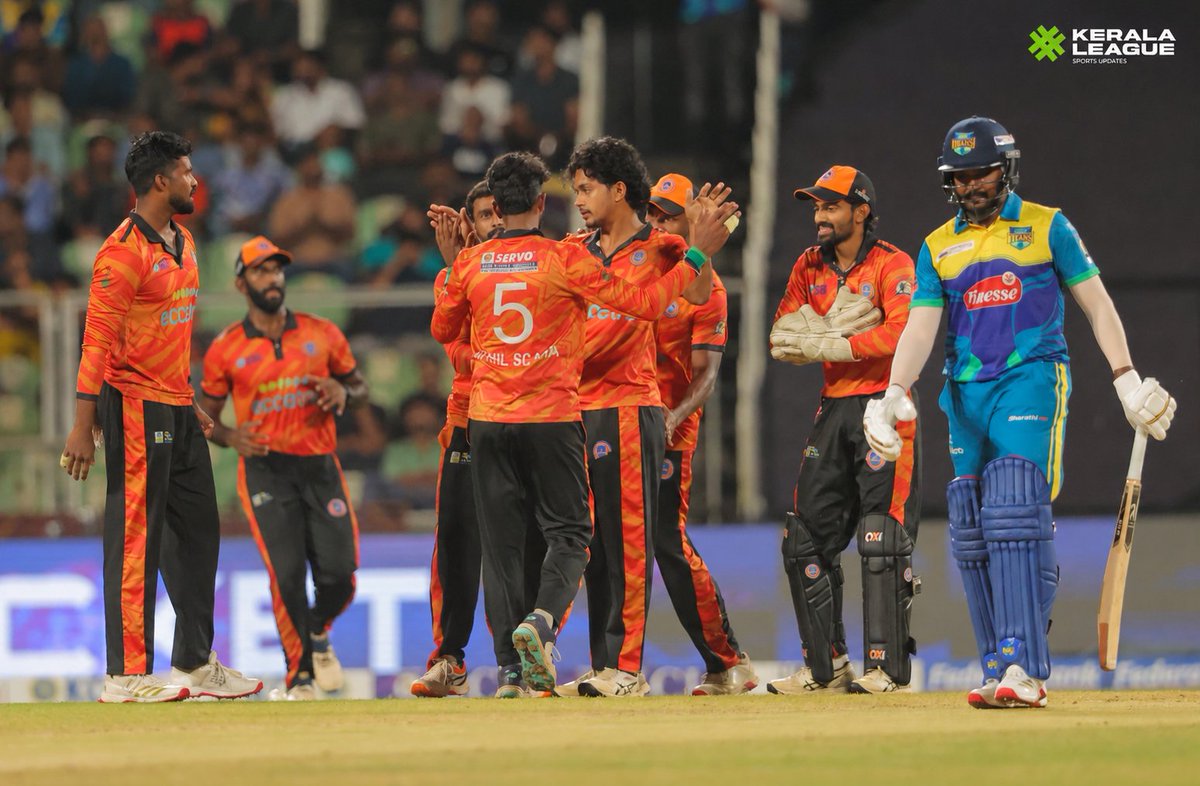 LeagueKerala's tweet photo. c &amp; b A Sathar 🔥

@thrissurtitans vs @cltglobstars Final  

#kclseason3 #keralacricketleague #kcl #aaveshaminiverelevel https://t.co/2MR3ye5jvn