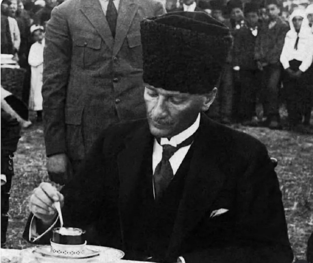 _Hulyadan_'s tweet photo. Atatürk'ü inkar etmek nankörlük değil büyük cehalettir. Bu ülkede yaşayıp, onun getirdiği hukukla korunup, onun açtığı okullarda okuyup, ona düşmanlık etmek sadece bilgisizliktir. 
    İlber Ortaylı https://t.co/9JNITdRd11