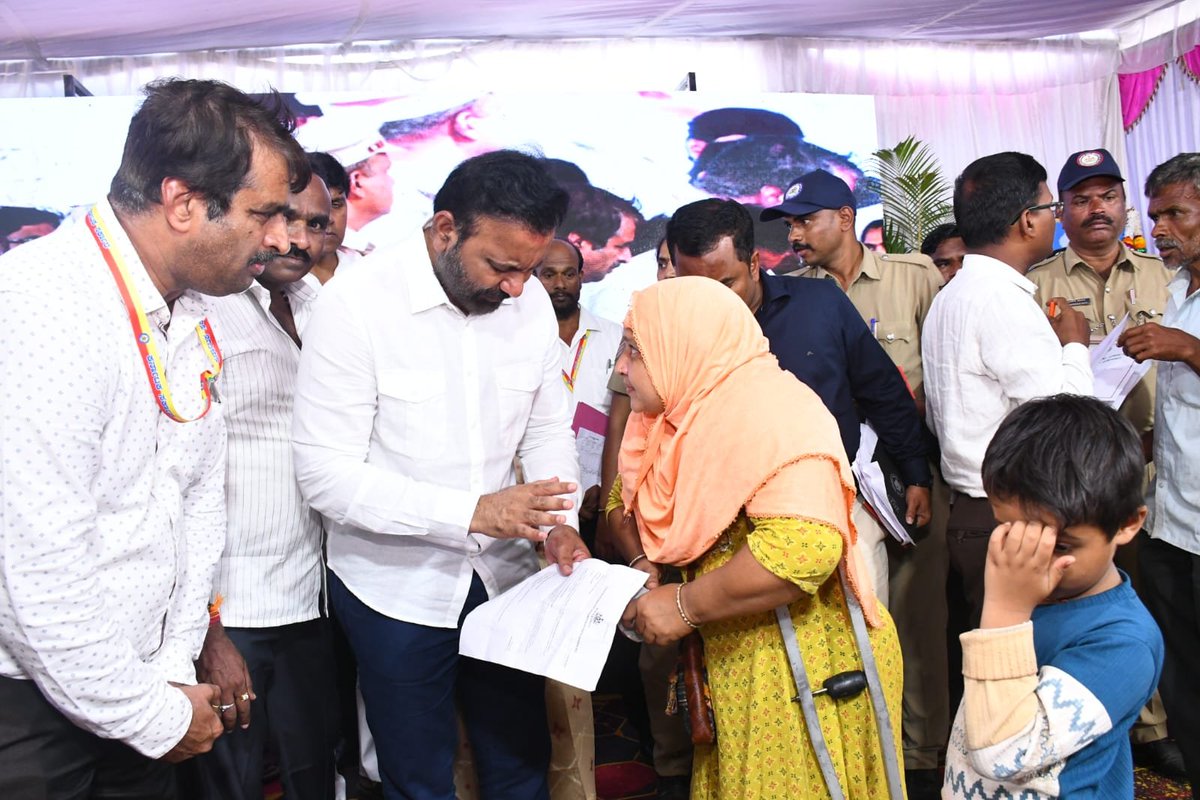 SantoshSLadINC's tweet photo. ಮನೆ ಬಾಗಿಲಿಗೆ ಸರ್ಕಾರ
ಇರಲಿ ನಿಮ್ಮ ಸಹಕಾರ

ಇಂದು ಕಲಘಟಗಿಯಲ್ಲಿ ನಡೆದ ಪ್ರಜಾಸೇವೆ ಆಂದೋಲನ ಸಮಾರಂಭ ಅತ್ಯಂತ ಯಶಸ್ವಿಯಾಗಿ ನಡೆಯಿತು. ನೂರಾರು ಜನ ಆಗಮಿಸಿ ತಮ್ಮ ಅಹವಾಲುಗಳನ್ನು ಸಲ್ಲಿಸಿದರು. ಎಲ್ಲರ ಅಹವಾಲುಗಳನ್ನು ಸ್ವೀಕರಿಸಲಾಗಿದ್ದು, ತ್ವರಿತವಾಗಿ ಬಗೆಹರಿಸಲಾಗುವುದು.

#PrajaSeve #Kalaghatagi #SantoshLad https://t.co/tXQvaeW4SP