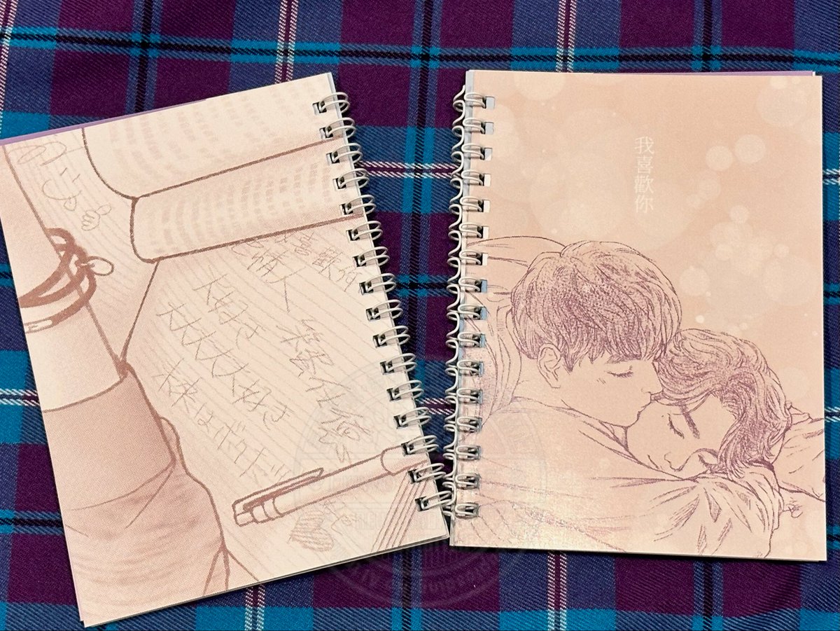 Eriwo_xxx135's tweet photo. 表紙と裏表紙の各裏面にも絵が入れられるという事で表紙裏（表2）はあるさんからのアイデアでラクガキのアップ、裏表紙裏（表3）には既存のラフ画を描き直して表紙から繋がるようにしてみました🤗告白後なのでラブラブ💕

ふふ🤭ってしてもらえたら嬉しいです🫶🏻

#德逸 
#WBL創作 
#WaitingForWBLSS3 https://t.co/EYcyh1wifs