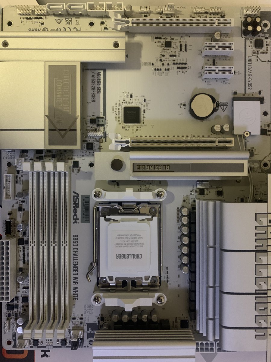 HaRuGamingPC's tweet photo. 白のマザーボードはASRockのsteel legend使ってたけどこっちのが安いし白い部分多いし気に入った！
今回はATXだったけどMicroも今度買おかな！
白いマザーボードではコスパ最強！
#ASRock #ドスパラでこれ買った https://t.co/GCBpL3VuLY