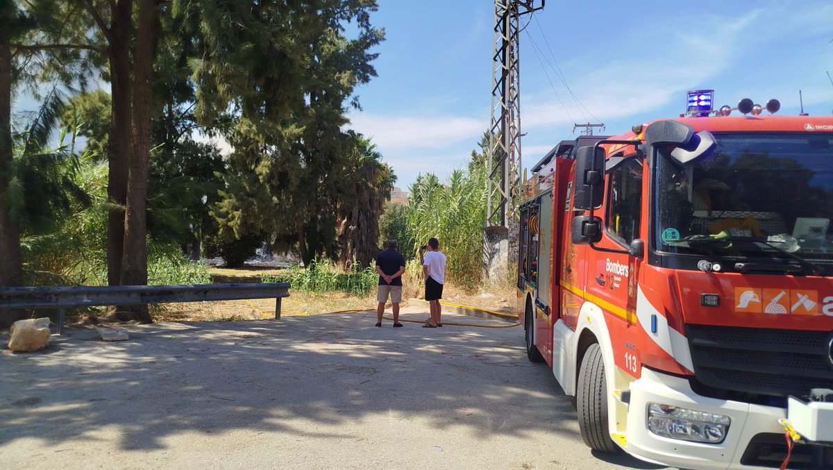 Rafa_Carrio's tweet photo. 🚒 Gràcies als #Bombers, @policiadenia i @PCDenia per la ràpida actuació davant dels d’incendi a la zona de l’IES Maria Ibars.

🤝 La intervenció immediata ha permés controlar els focs i evitar que es propagaren. 

Continuarem treballant per esclarir l’origen dels fets. https://t.co/qT8B5KPfTi