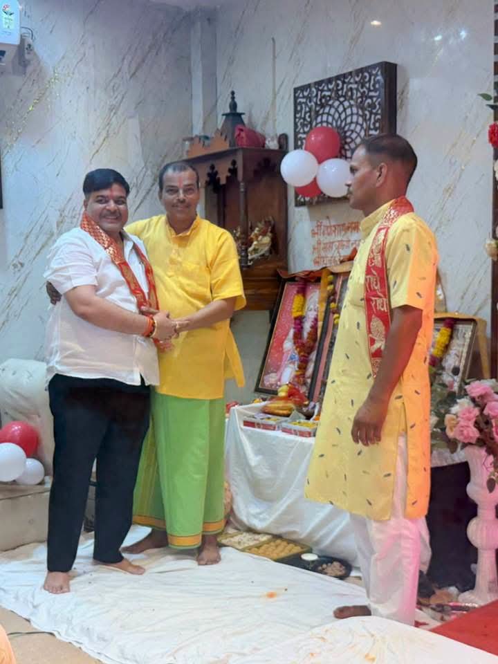 AnkitParihar9's tweet photo. सामाजिक एवं धार्मिक कार्यक्रमों में सहभागिता के निरंतर क्रम में ग्राम दुबाई में युवा साथियों द्वारा आयोजित श्रीरामचरितमानस अखंड पाठ के समापन अवसर पर, ग्राम बारा में हमारे पार��वारिक शुभचिंतक आदरणीय श्री राम कुमार तिवारी जी एवं उनके परिवारजनों द्वारा आयोजित श्रीरामचरितमानस अखंड पाठ के समापन कार्यक्रम में सम्मिलित होकर प्रभु श्रीराम का आशीर्वाद प्राप्त किया।
इसी क्रम में समाजवादी पार्टी के जिला सचिव श्री बालेंद्र यादव जी एवं उनके परिवारजनों द्वारा आयोजित भंडारा कार्यक्रम में सहभागिता की। साथ ही अपनी अभिभावक श्रीमती अन्नू टंडन जी के सानिध्य में शक्ति पीठ ��ाता कुशहरी देवी मंदिर में दर्शन पूजन करके आशीर्वाद प्राप्त किया। वरिष्ठ पत्रकार साथी श्री प्रचिंद्र मिश्रा जी एवं साथियों द्वारा आयोजित सुंदरकांड पाठ एवं भंडारा कार्यक्रम में उपस्थित होकर आशीर्वाद प्राप्त किया।

ग्राम मिर्री खेड़ा, पुरवा में हमारे पारिवारिक संबंधी आदरणीय श्री जगभान सिंह जी, श्री बृजभान सिंह जी एवं परिवारजनों द्वारा आयोजित जवाबी कीर्तन एवं भंडारा कार्यक्रम में सम्���िलित होकर सभी सम्मानित जनों का स्नेह, आत्मीयता एवं आशीर्वाद प्राप्त किया।
सभी के प्रेम - स्नेह, आशीर्वाद, सम्मान और अपनत्व के लिए ह्रदयपूर्ण आभार।
#166भगवंतनगर