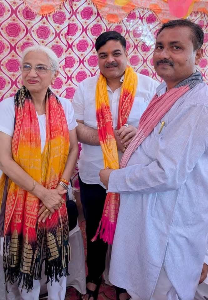 AnkitParihar9's tweet photo. सामाजिक एवं धार्मिक कार्यक्रमों में सहभागिता के निरंतर क्रम में ग्राम दुबाई में युवा साथियों द्वारा आयोजित श्रीरामचरितमानस अखंड पाठ के समापन अवसर पर, ग्राम बारा में हमारे पार��वारिक शुभचिंतक आदरणीय श्री राम कुमार तिवारी जी एवं उनके परिवारजनों द्वारा आयोजित श्रीरामचरितमानस अखंड पाठ के समापन कार्यक्रम में सम्मिलित होकर प्रभु श्रीराम का आशीर्वाद प्राप्त किया।
इसी क्रम में समाजवादी पार्टी के जिला सचिव श्री बालेंद्र यादव जी एवं उनके परिवारजनों द्वारा आयोजित भंडारा कार्यक्रम में सहभागिता की। साथ ही अपनी अभिभावक श्रीमती अन्नू टंडन जी के सानिध्य में शक्ति पीठ ��ाता कुशहरी देवी मंदिर में दर्शन पूजन करके आशीर्वाद प्राप्त किया। वरिष्ठ पत्रकार साथी श्री प्रचिंद्र मिश्रा जी एवं साथियों द्वारा आयोजित सुंदरकांड पाठ एवं भंडारा कार्यक्रम में उपस्थित होकर आशीर्वाद प्राप्त किया।

ग्राम मिर्री खेड़ा, पुरवा में हमारे पारिवारिक संबंधी आदरणीय श्री जगभान सिंह जी, श्री बृजभान सिंह जी एवं परिवारजनों द्वारा आयोजित जवाबी कीर्तन एवं भंडारा कार्यक्रम में सम्���िलित होकर सभी सम्मानित जनों का स्नेह, आत्मीयता एवं आशीर्वाद प्राप्त किया।
सभी के प्रेम - स्नेह, आशीर्वाद, सम्मान और अपनत्व के लिए ह्रदयपूर्ण आभार।
#166भगवंतनगर
