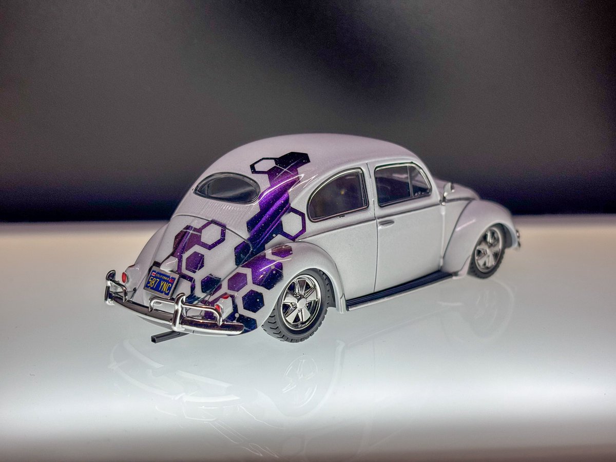 hikari_modeler's tweet photo. 楽プラ ビートル 完成していましたが、ようやくネットにアップしました。
初めてのカーモデルなので、考証とか実車とか一切考えず好きなように塗りました！
また機会があればカーモデルに挑戦してみようと思います💪
#楽プラ https://t.co/vw98hfGnJ0