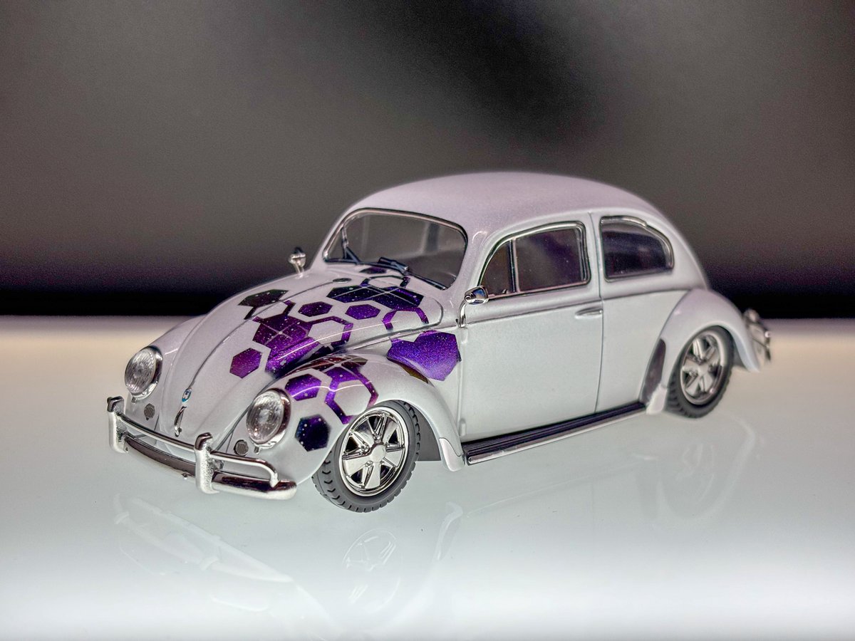 hikari_modeler's tweet photo. 楽プラ ビートル 完成していましたが、ようやくネットにアップしました。
初めてのカーモデルなので、考証とか実車とか一切考えず好きなように塗りました！
また機会があればカーモデルに挑戦してみようと思います💪
#楽プラ https://t.co/vw98hfGnJ0
